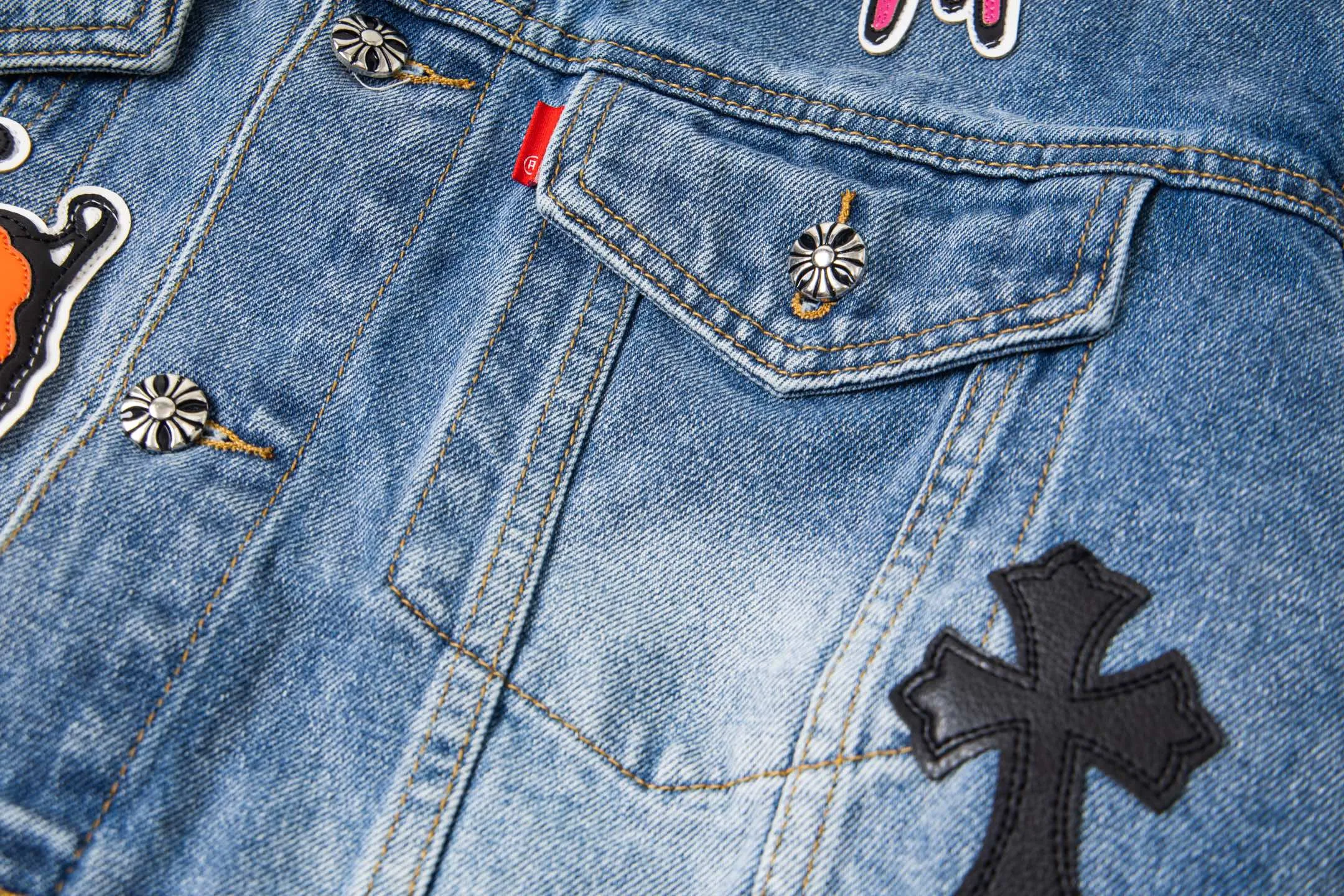 P320 ChromeHearts/Cro Hearts Cartoon Letter Chapter Cross Patchwork Leather Denim Jacket If you are obsessed with ChromeHearts, you can check it out. The same style for celebrities. Chrome Hearts is a very representative shirt jacket. The upper body of both men and women is really amazing, and it is the same style as Yu Shuxin and Angelababy! Recommended loose style for girls, super sweet! As soon as you go out, you will turn heads‼ ️This jacket really closes your eyes. Style number: 1857# (same style pants are available) Color: light blue Size: S M L XL